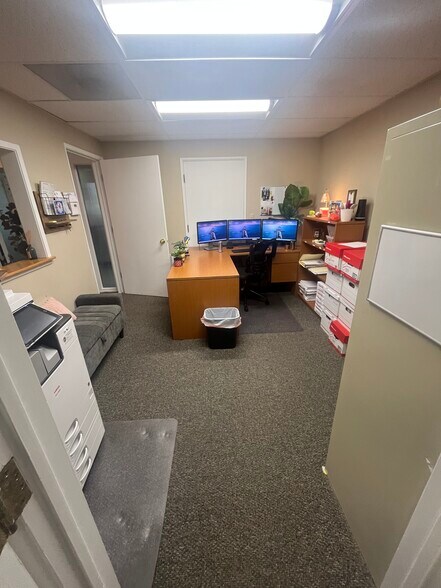 More Photos Of 930 Truxtun Ave, Bakersfield Office For Lease