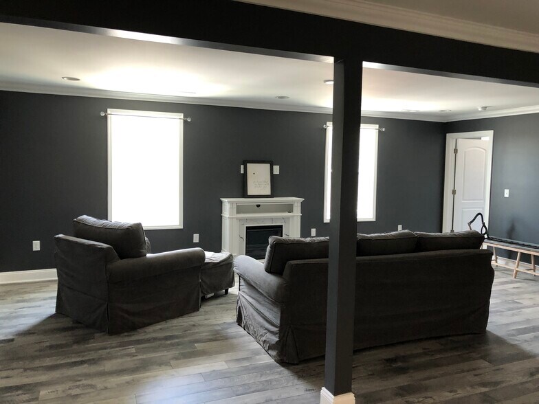 More Photos Of 103 N College Ave, Newton General Retail For Lease