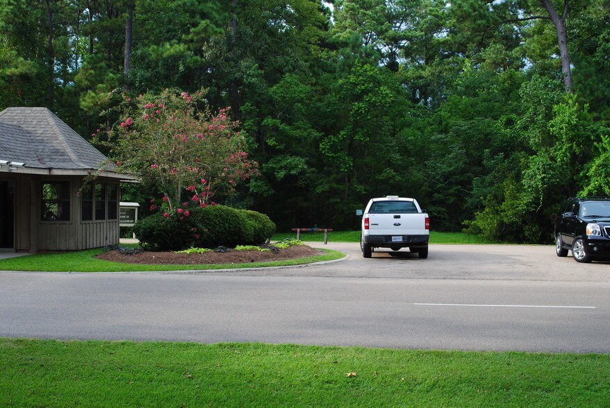 More Photos Of 102 Fontainbleau Dr, Mandeville Office For Lease