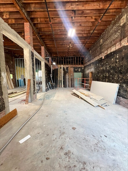 More Photos Of 628 Meridian St N, Huntsville Freestanding For Lease