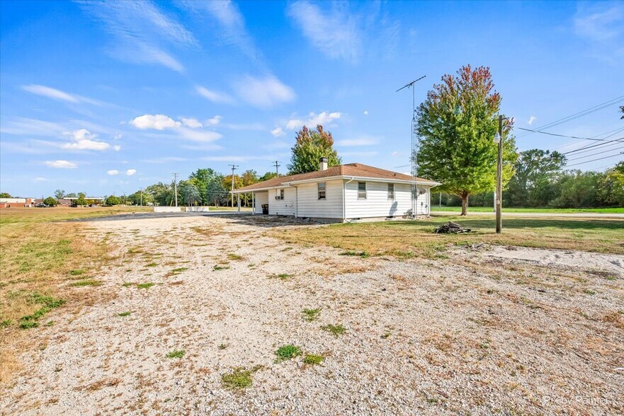 More Photos Of 124 E Oak Knoll Dr, Hampshire Office For Sale