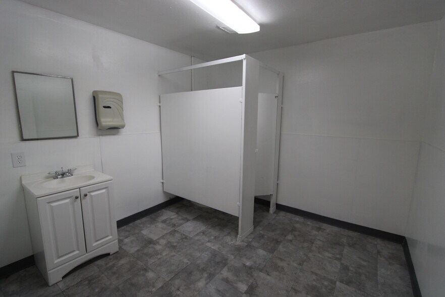 More Photos Of 133 - 135 E Maple Ave, Monrovia Warehouse For Lease