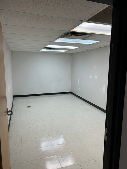 More Photos Of 9719 Olive Blvd, Olivette Medical For Lease