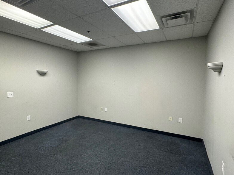 More Photos Of 5023 Mud Ln, Louisville Storefront For Lease