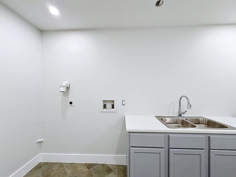 More Photos Of 13414 US Highway 19, Hudson Showroom For Lease