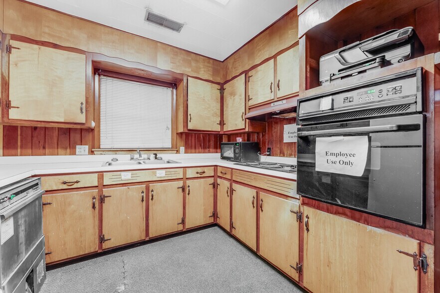 More Photos Of 21507 Seneca Trl, Marlinton Hotel For Sale