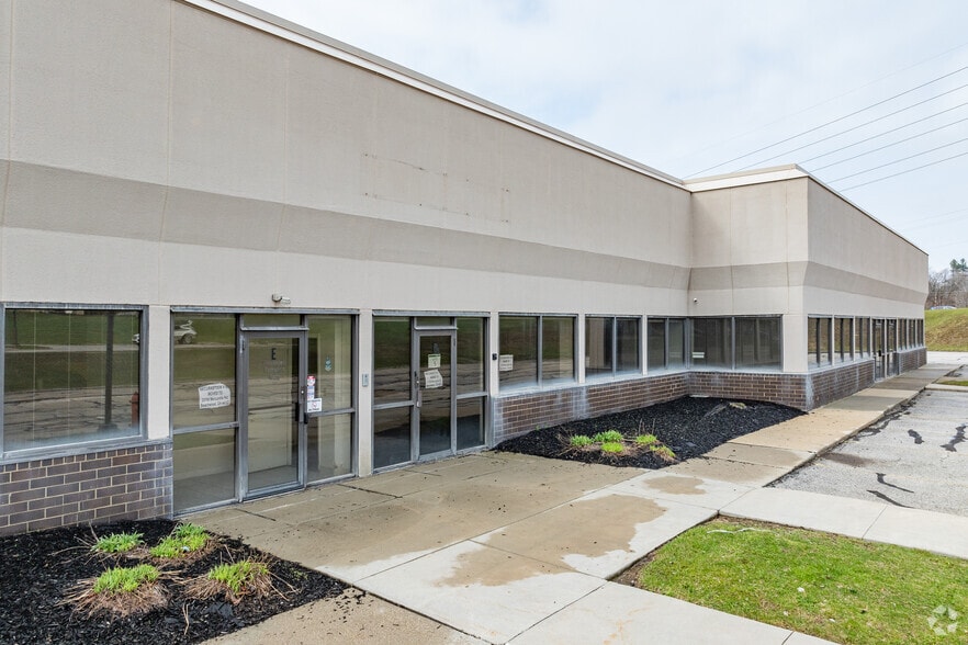 More Photos Of 4400 Renaissance Pky, Warrensville Heights Showroom For Lease