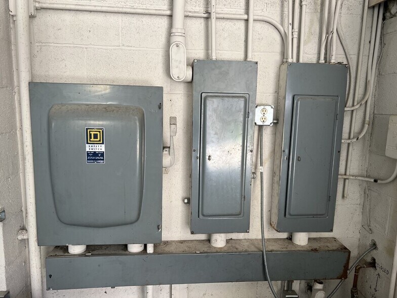 More Photos Of 833 Oliver Ave, Aurora Warehouse For Sale