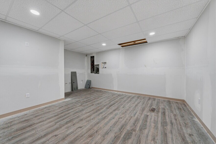 More Photos Of 505 Industrial Dr, Glasgow Flex For Sale