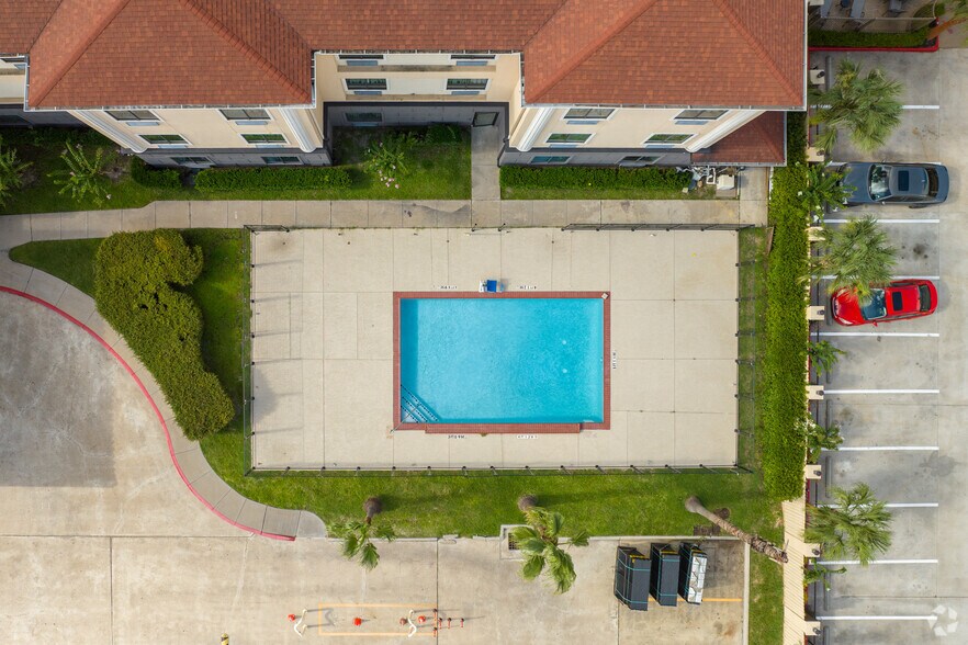 More Photos Of 9120 Airport Blvd, Houston Hotel For Sale