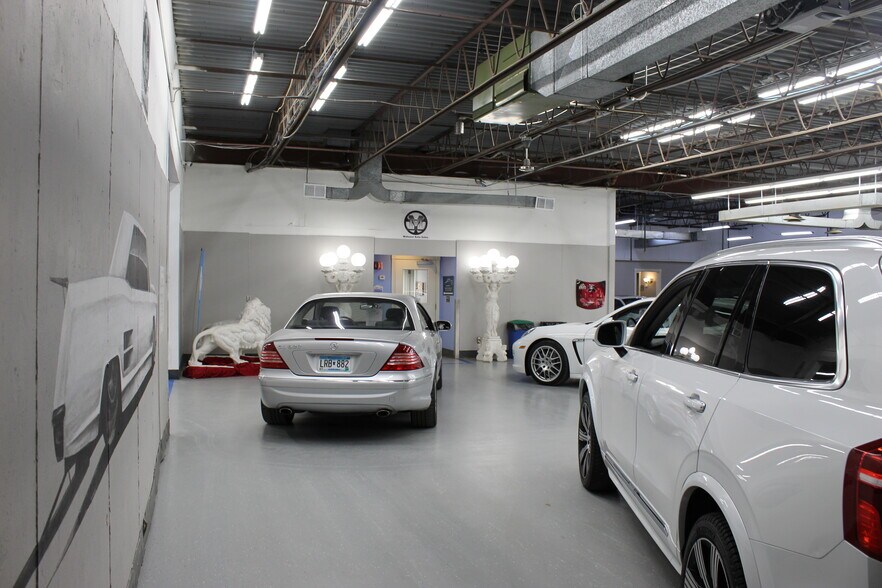 More Photos Of 6820-6848 Washington Ave S, Eden Prairie Showroom For Lease