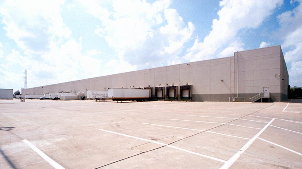 More Photos Of 1700 Summit Ave, Plano Warehouse For Lease
