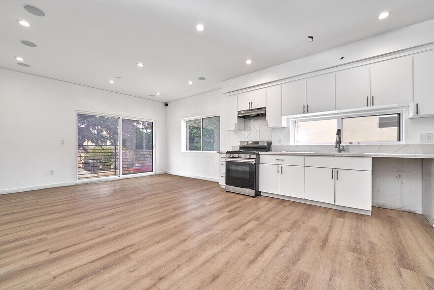 More Photos Of 550 W 47th St, Los Angeles Apartments For Sale