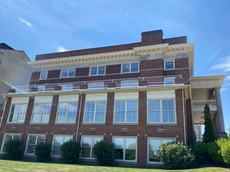 More Photos Of 601 Lake Ave, Racine Office For Lease