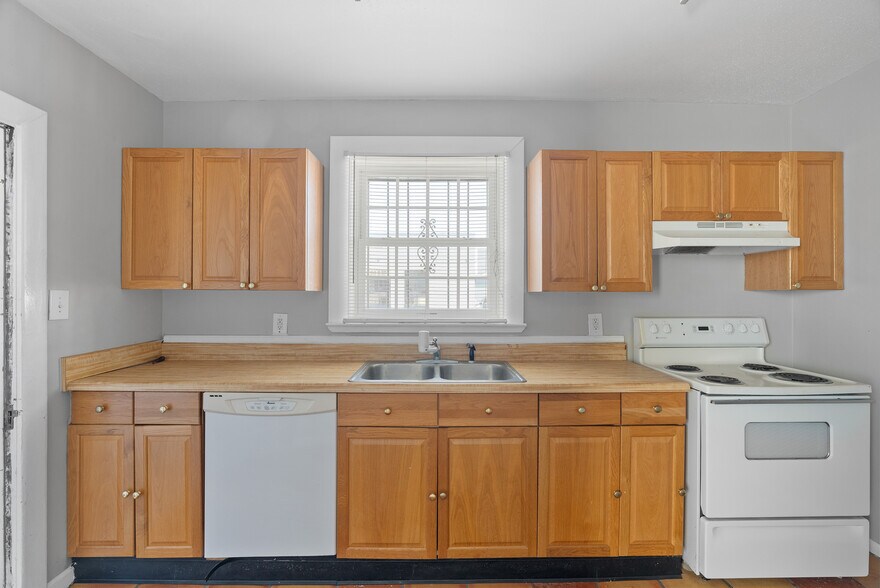 More Photos Of 605 E Nine Mile Rd, Highland Springs Office Residential For Sale