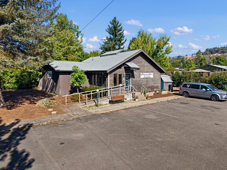 More Photos Of 92 NW Glenhart Ave, Winston Freestanding For Sale