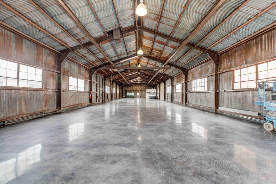 More Photos Of 2503 N Ontario St, Burbank Showroom For Lease