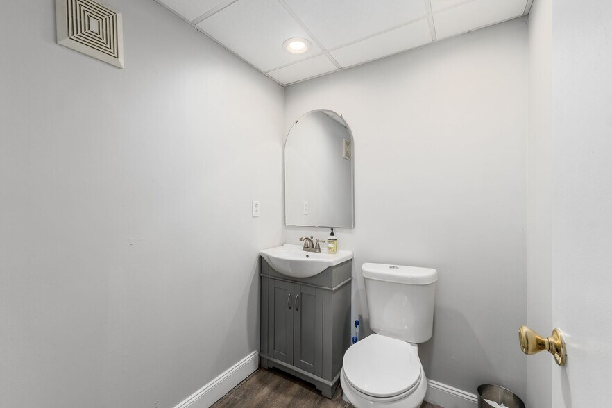 More Photos Of 545 E Main St, Lancaster Office Residential For Sale