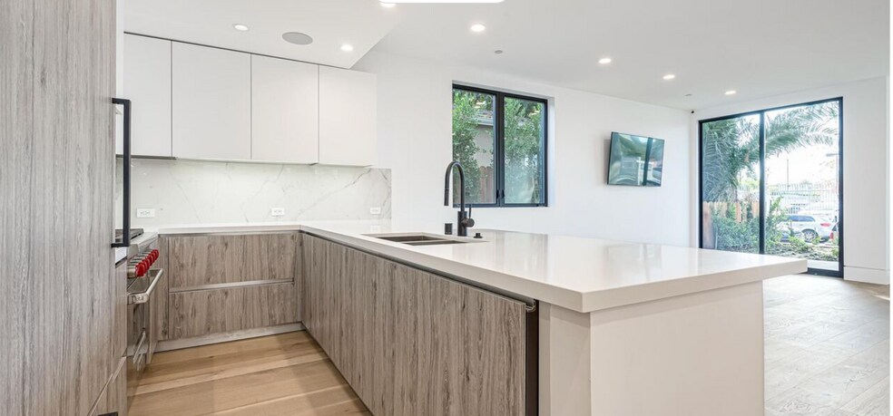 More Photos Of 612 & 614 5th Ave, Venice Apartments For Sale