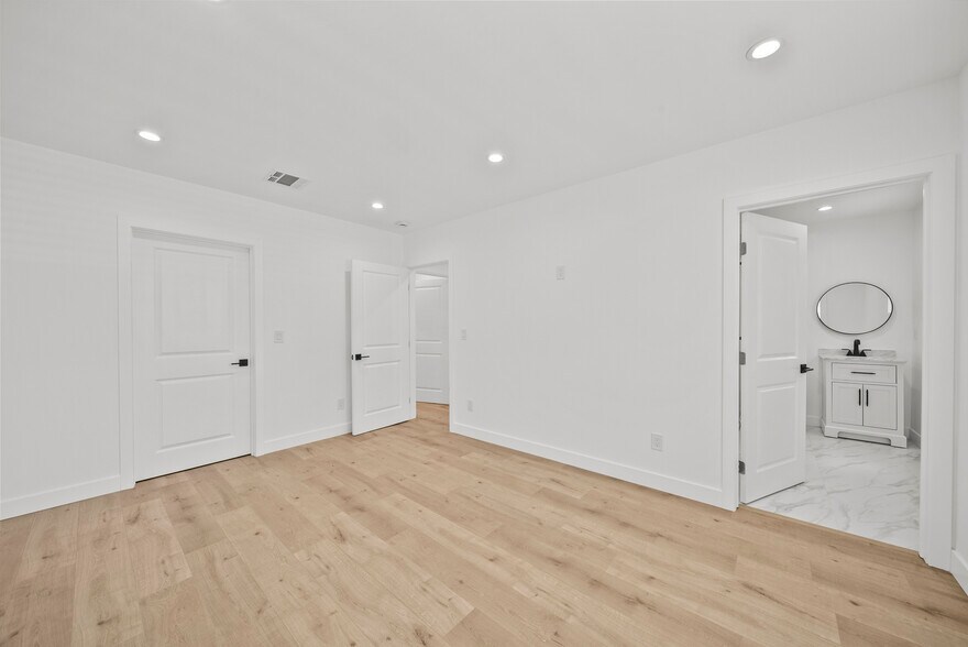More Photos Of 11488 Burbank Blvd, North Hollywood Flex For Sale