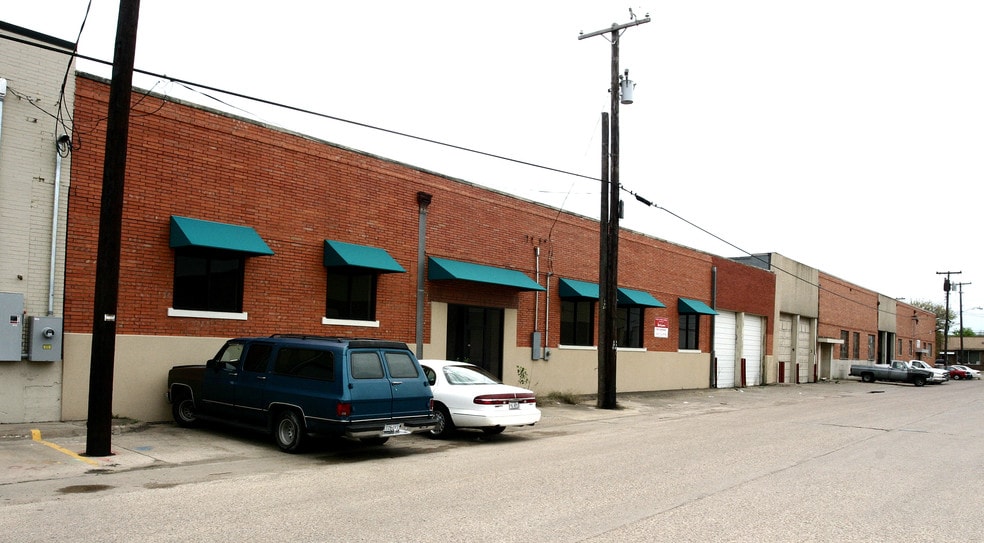 More Photos Of 100 Riveredge Dr, Dallas Warehouse For Sale
