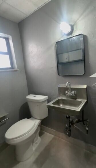 More Photos Of 2376-2380 NW 21st Ter, Miami Warehouse For Lease