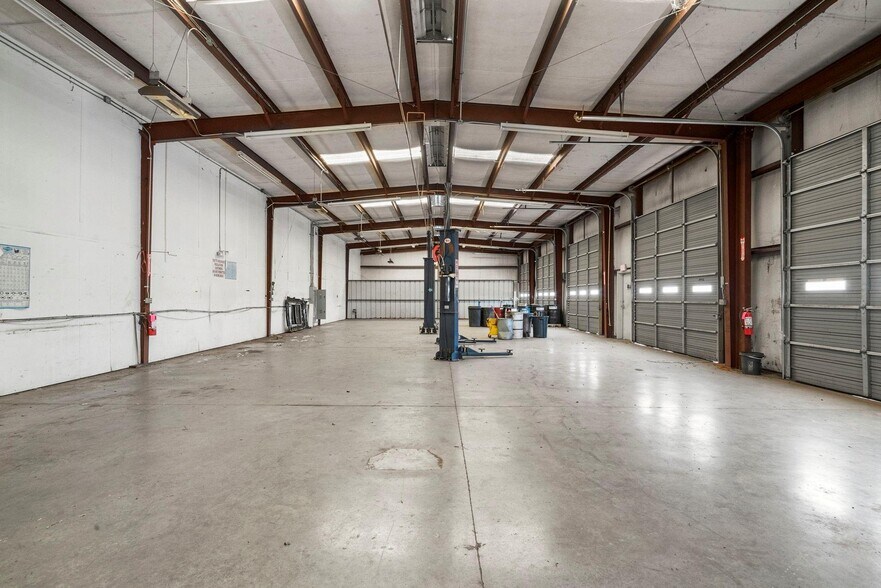 More Photos Of 240 Exchange St, Burleson Auto Dealership For Sale