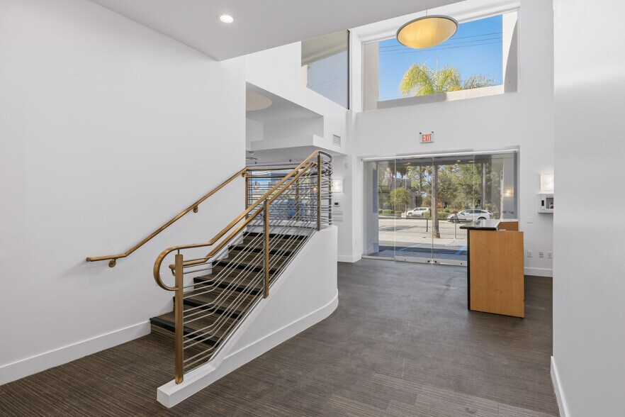 More Photos Of 12532 Ventura Blvd, Studio City Medical For Lease