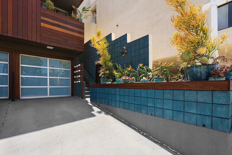 More Photos Of 472 Rosecrans Ave, Manhattan Beach Apartments For Sale