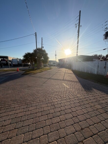 More Photos Of 3303 37th St, Orlando Warehouse For Lease