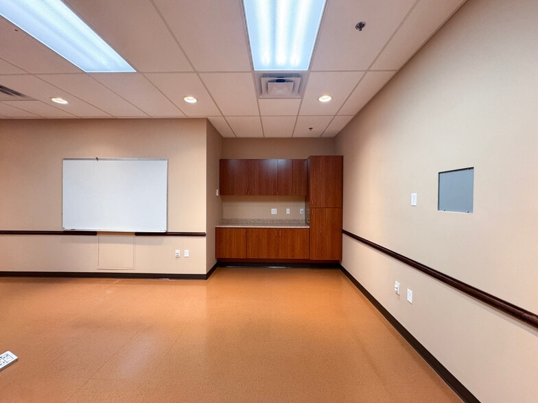 More Photos Of 33 Weldon St, Moncton Office For Lease