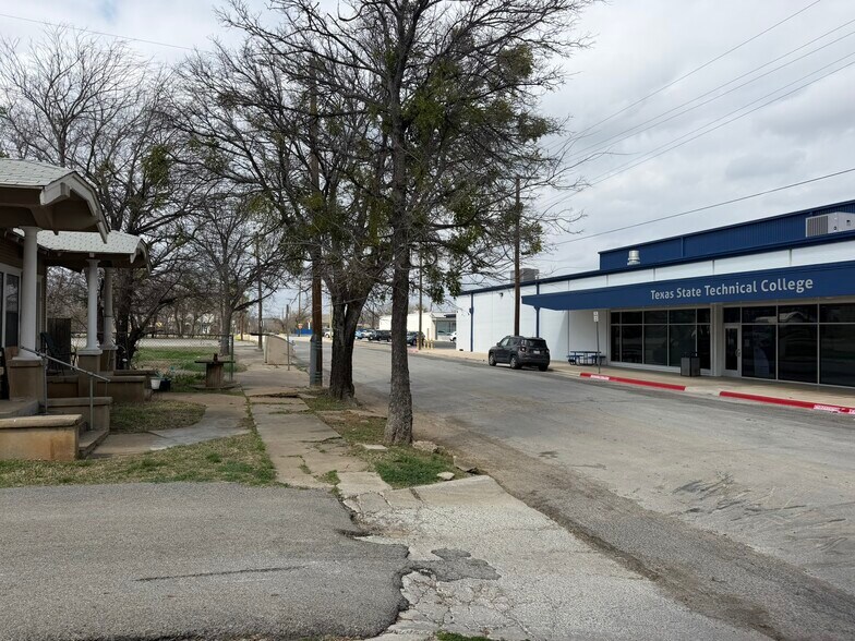 More Photos Of 401 Main St, Brownwood Apartments For Sale