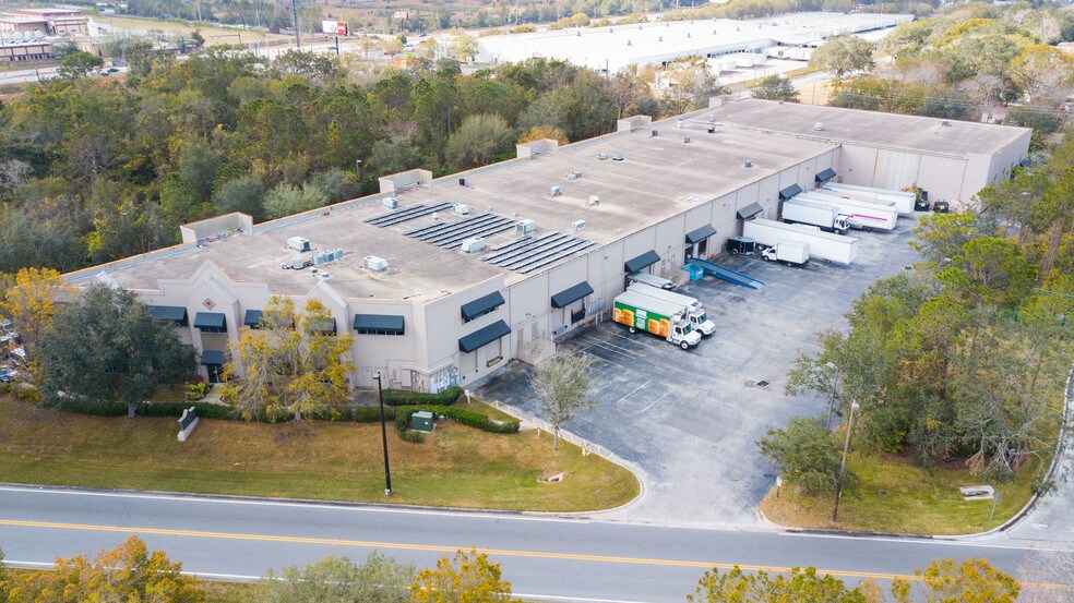 More Photos Of 7810 Kingspointe Pky, Orlando Warehouse For Lease