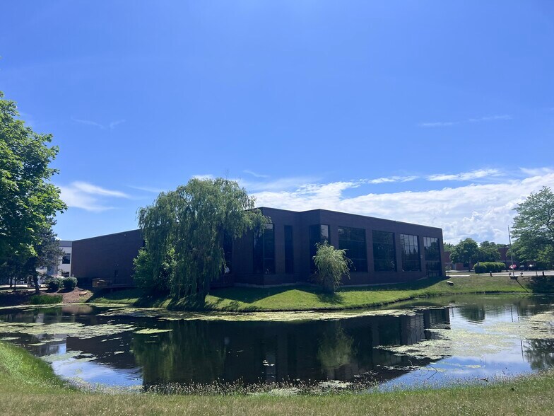 More Photos Of 600 Heathrow Dr, Lincolnshire Industrial For Lease