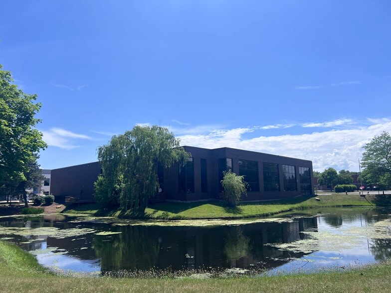 More Photos Of 600 Heathrow Dr, Lincolnshire Industrial For Lease