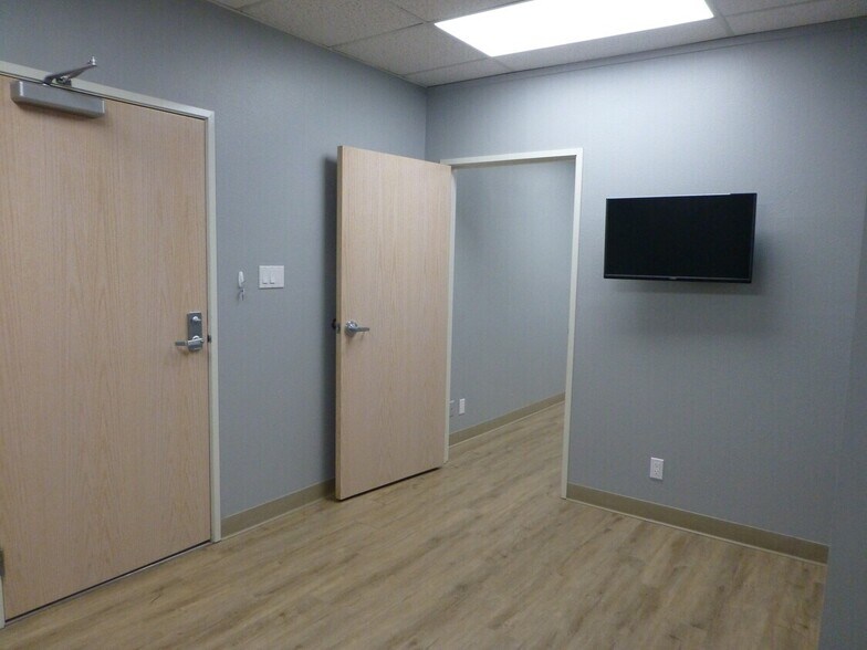 More Photos Of 128 Auburn Ct, Westlake Village Medical For Lease