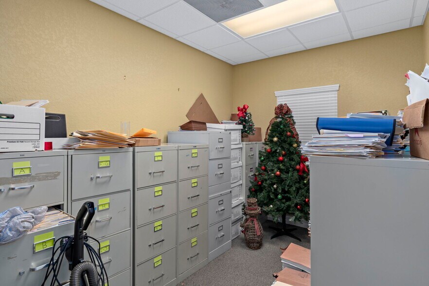 More Photos Of 8352 Forest Oaks Blvd, Spring Hill Office For Sale