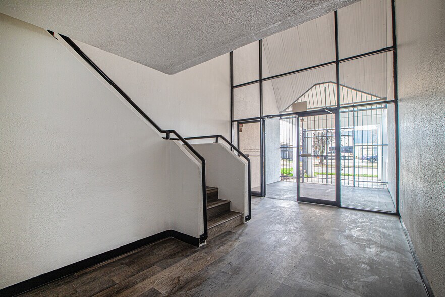 More Photos Of 802 Crosstimbers, Houston General Retail For Sale