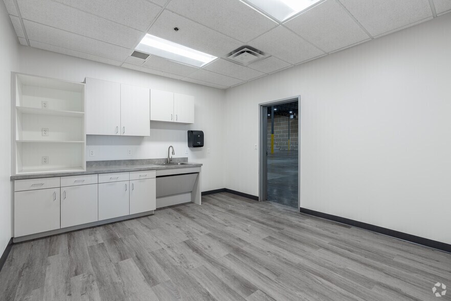 More Photos Of 15124 Grand River Rd, Fort Worth Distribution For Lease