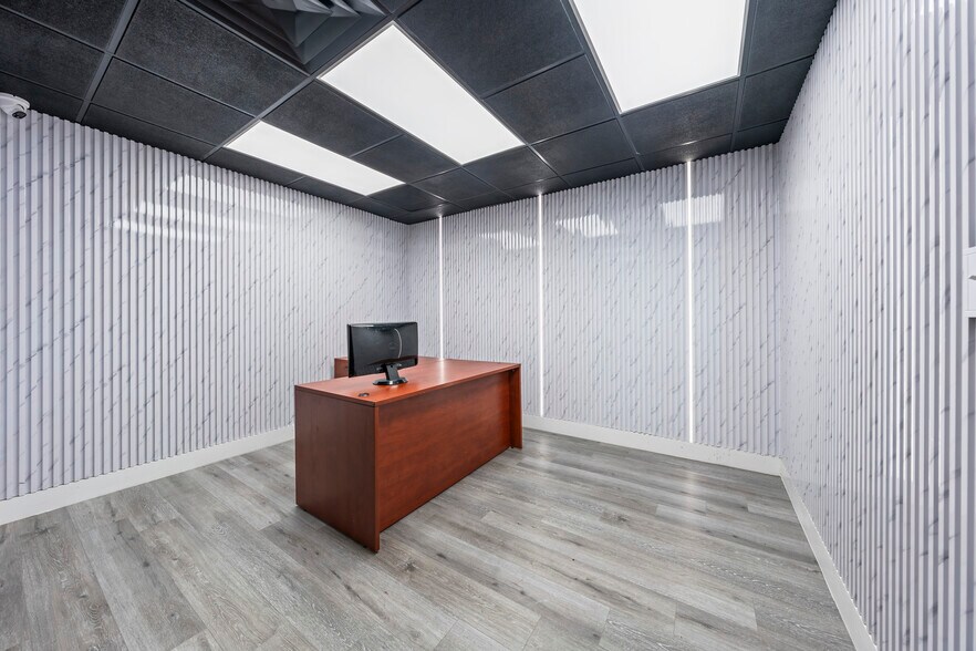 More Photos Of 2500 NW 39th St, Miami Light Distribution For Sale