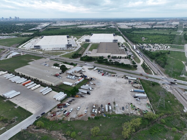 More Photos Of 3900 N Beach St, Haltom City Warehouse For Sale