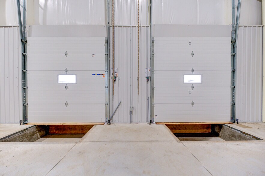 More Photos Of 71 Folsetter Dr, Paris Industrial For Lease