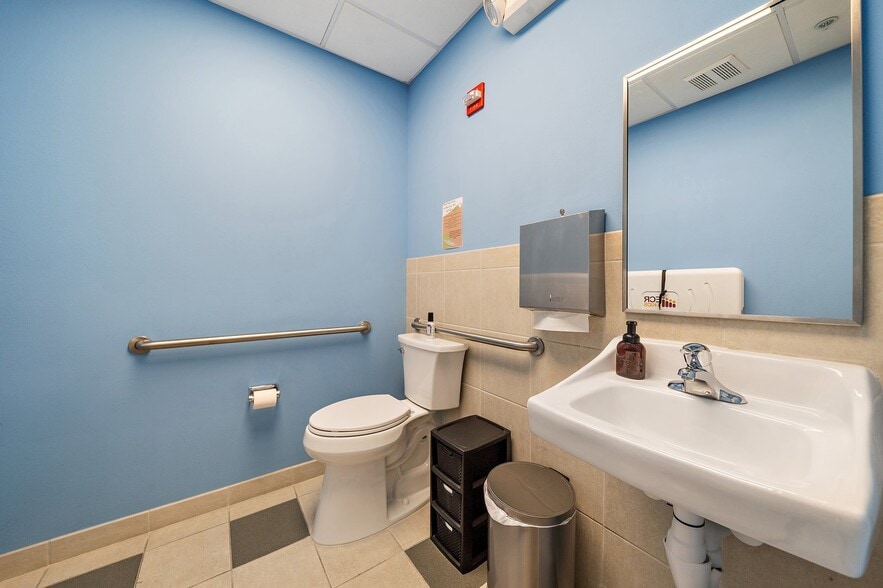 More Photos Of 5652-5654 Marquesas Cir, Sarasota Office For Lease