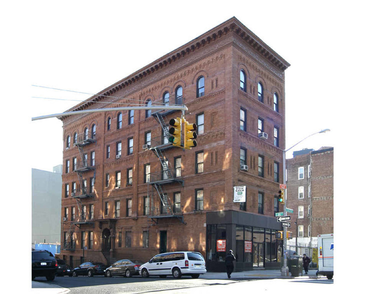 Primary Photo Of 1565 Lexington Ave, New York Apartments For Lease