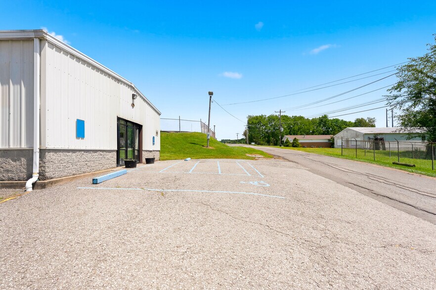 More Photos Of 161 Adena Ln, Clarksburg Office For Lease