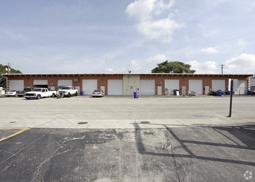 More Photos Of 5833-5851 SW 25th St, West Park Warehouse For Lease