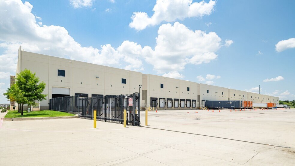 More Photos Of 2000 Lakeside Pky, Flower Mound Distribution For Lease