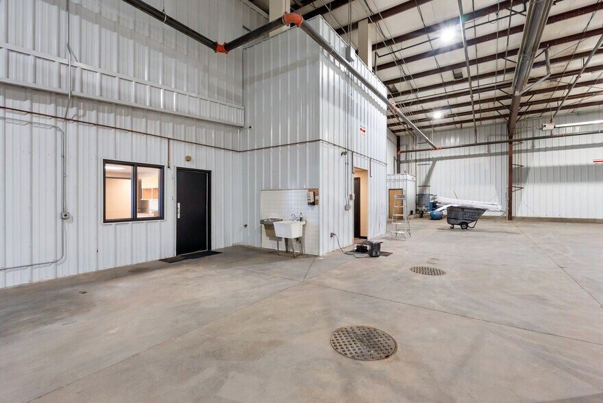 More Photos Of 2150 Victor Pl, Colorado Springs Distribution For Lease