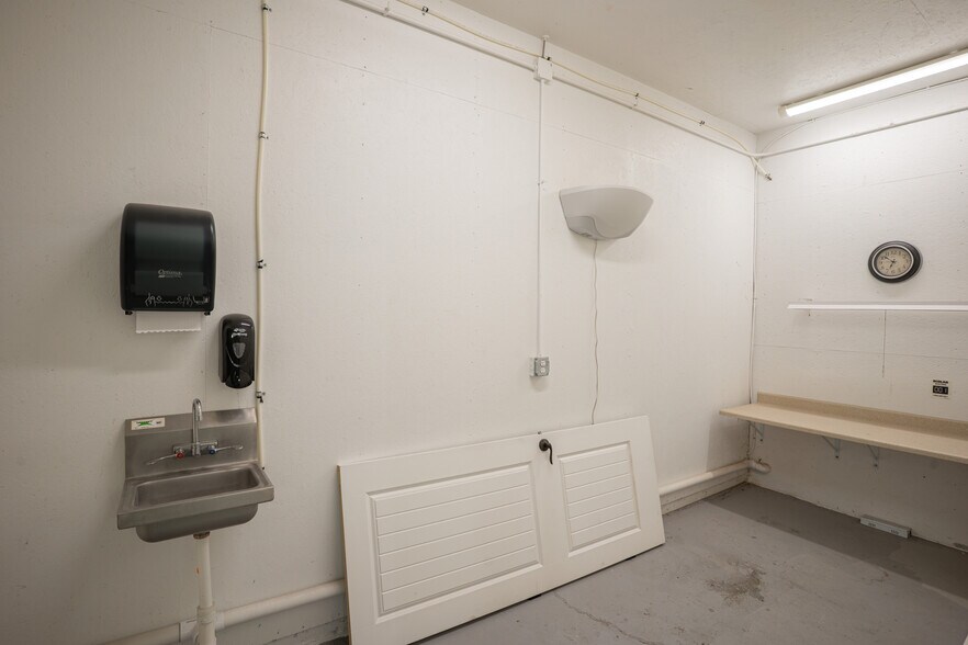 More Photos Of 319 Main St N, Kimberly Warehouse For Sale