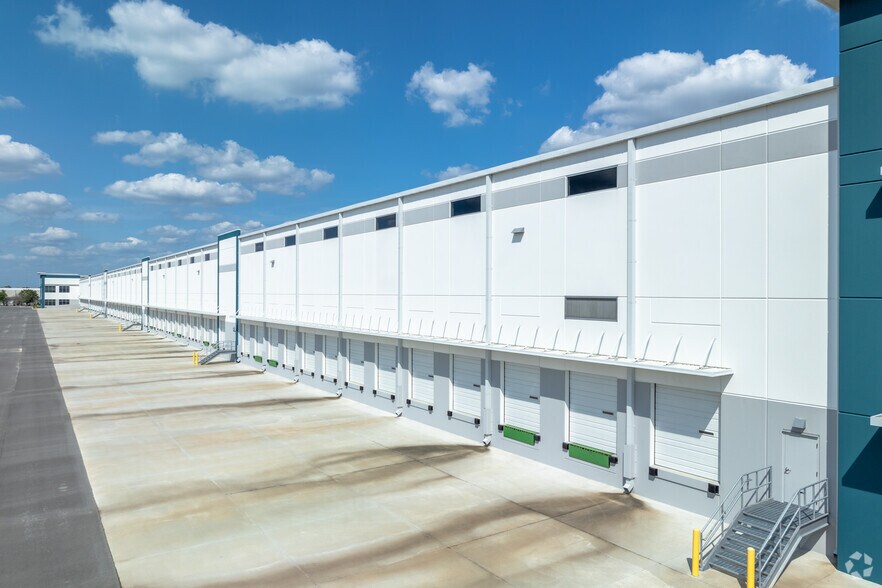 More Photos Of 1415 Winston Park Blvd, Lakeland Unknown For Lease